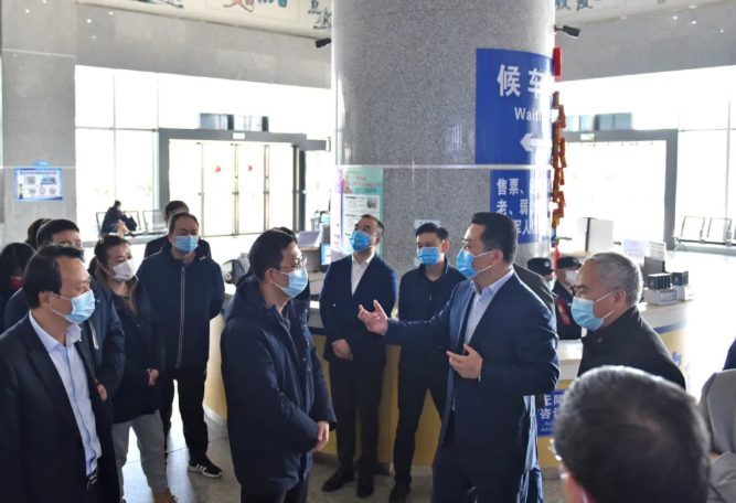 王曉向總部機(jī)關(guān)、都市城際公交干部員工拜年