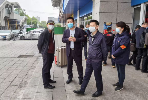 黃俊、穆孫祥先后深入徐坊客運(yùn)分公司督導(dǎo)文明創(chuàng)建、疫情防控、安全生產(chǎn)工作