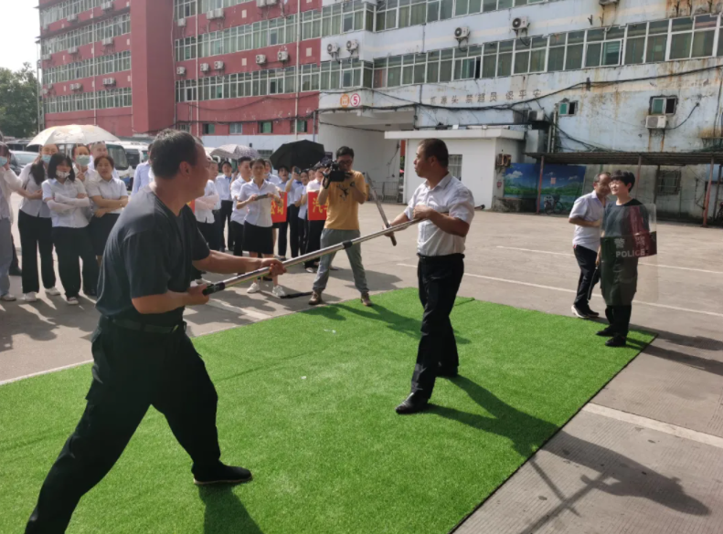 鷹潭長運(yùn) 鷹潭公交 聯(lián)合市交通局、消防支隊(duì)開展“消防應(yīng)急救援暨防恐防暴聯(lián)合演練”