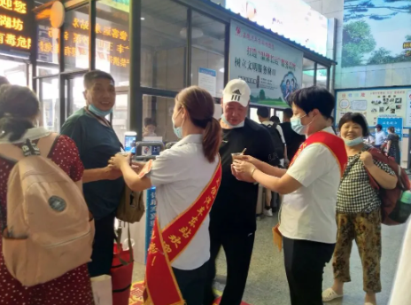 上饒汽運(yùn)東站為一線職工、旅客送清涼