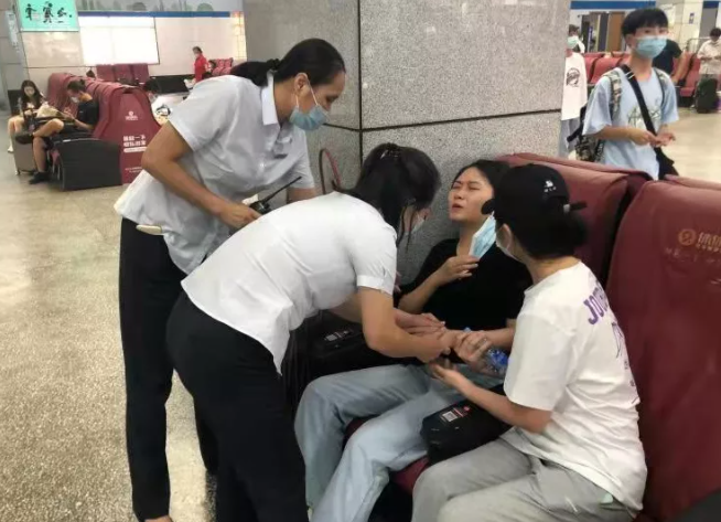 都市城際公交   女乘客突發(fā)不適，工作人員暖心援助