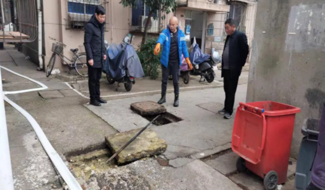 長鴻物業(yè):疏通下水管道 解決居民生活難題