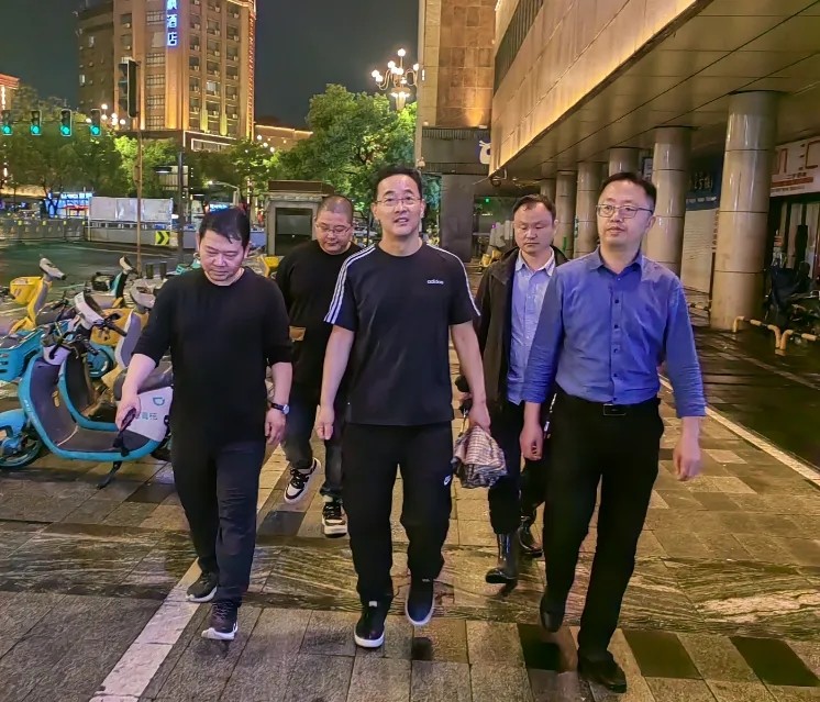 穆孫祥督導長運物業(yè)夜間值班值守及惡劣天氣應(yīng)急處置工作