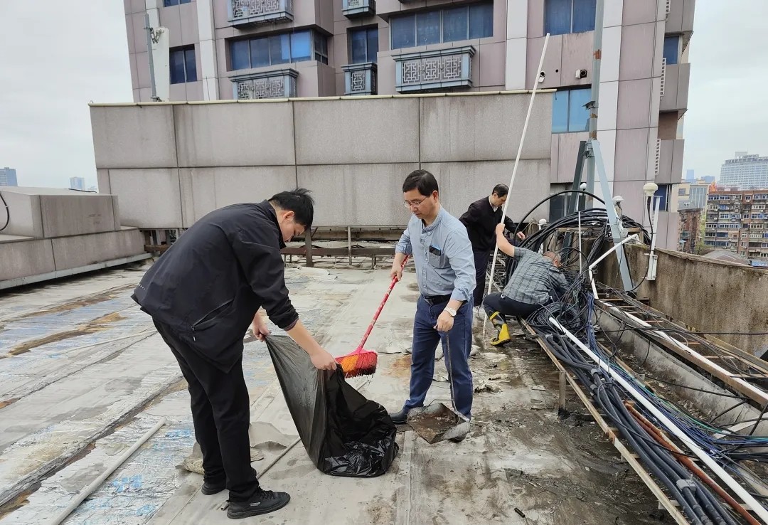 長運物業(yè) 專項清理排水設施 確保雨季排水通暢