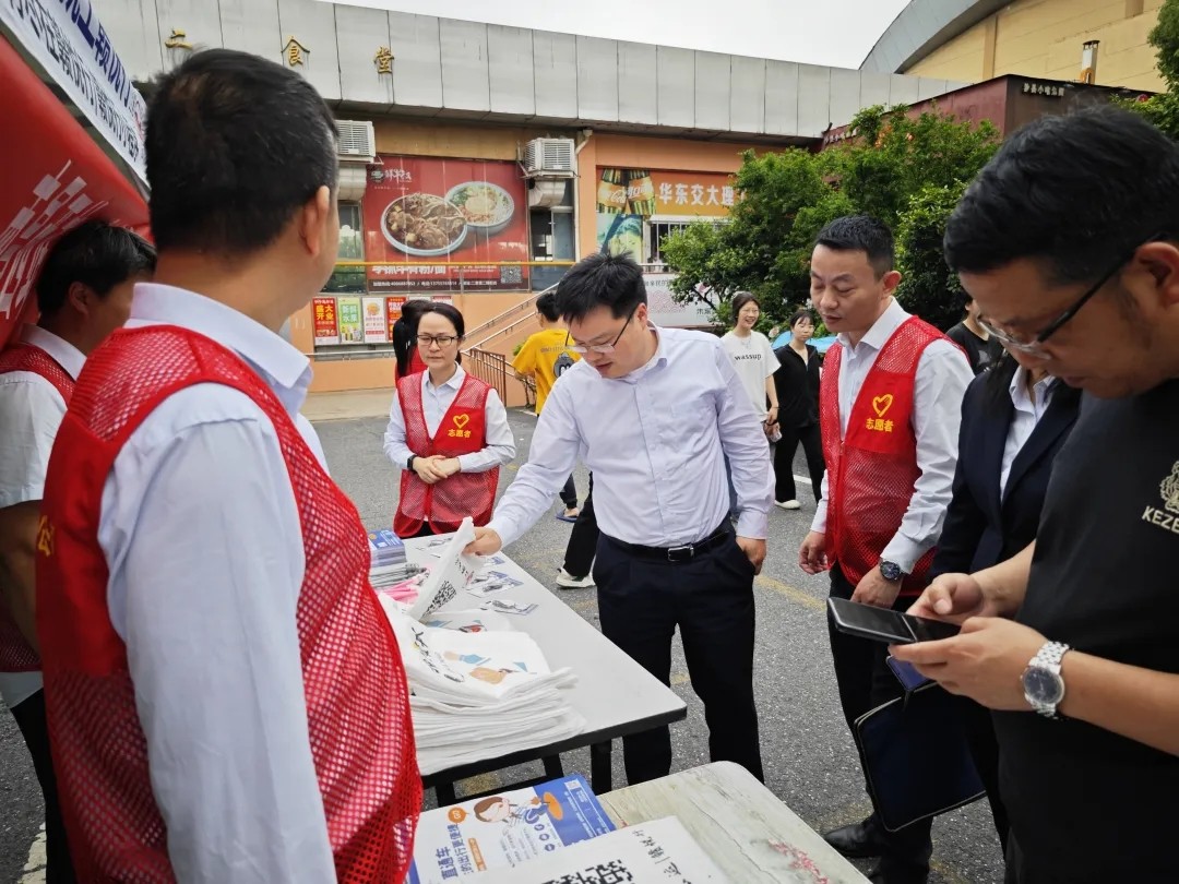 都市城際公交:公司領(lǐng)導(dǎo)深入一線督導(dǎo)校園直通車推進工作