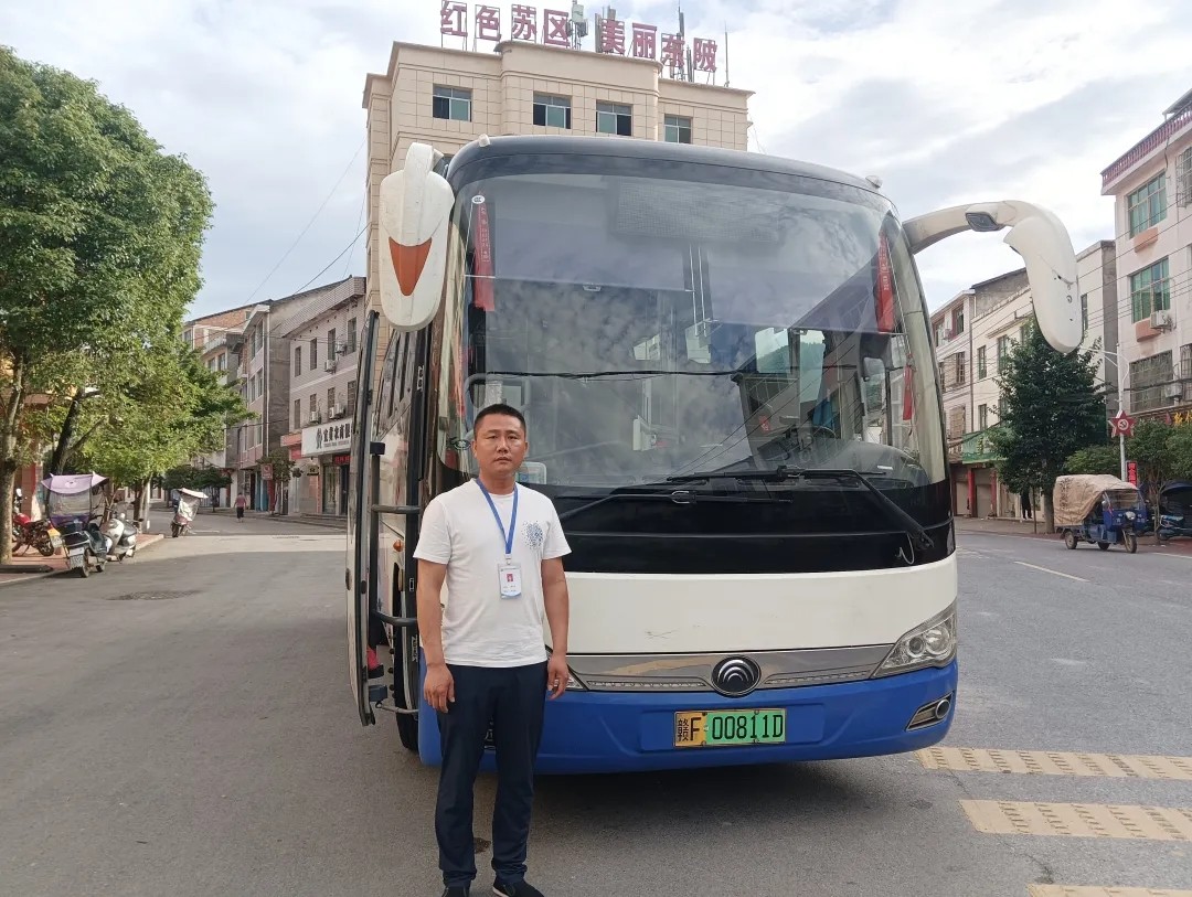 撫州長運:路遇山林起火 駕駛員奮勇?lián)渚? onmousewheel=