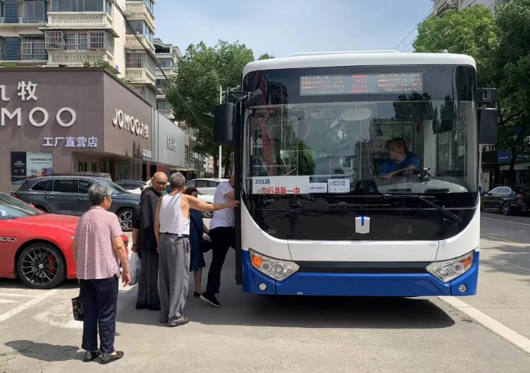 馬鞍山長(zhǎng)客:公交車換新裝 一路暢行展新姿