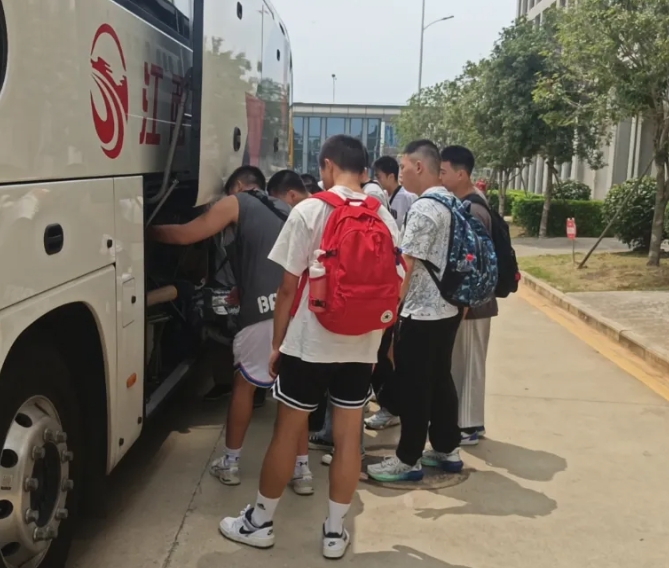 都市城際公交:承接中國航空學(xué)會(huì)雛鷹啟航計(jì)劃活動(dòng)保障用車業(yè)務(wù)