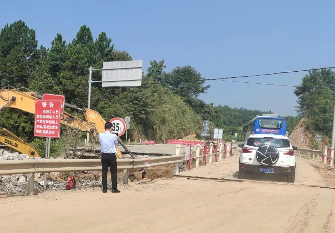 撫州長運:廣昌分公司實地勘查修路現場