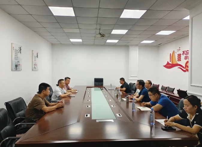 9月19日，江西省交通運輸執(zhí)法局副局長朱國英一行前往景德鎮(zhèn)長運開展執(zhí)法監(jiān)督與調研工作，景德鎮(zhèn)市交通執(zhí)法支隊隊長于盛穎等陪同。調研會上，景德鎮(zhèn)長運董事長程鵬匯報了公司安全生產、配合打擊黑車及市場秩序維護情況。朱國英要求景德鎮(zhèn)長運建立獎勵機制，鼓勵駕駛員參與監(jiān)督，共護市場秩序；同時加強節(jié)日安全生產，確保假期安全形勢穩(wěn)定。