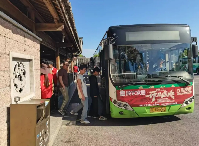 科學(xué)調(diào)配車輛 應(yīng)對(duì)龍虎山客流高峰