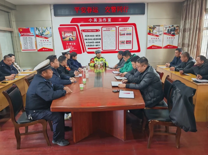 新余交警城北大隊檢查新余公交春運(yùn)安全工作
