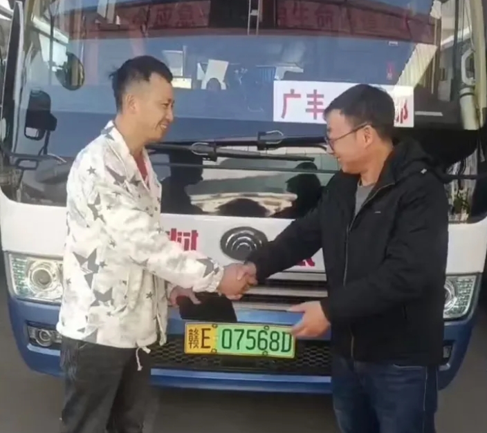 上饒汽運:大額現金“完璧歸趙” 失主緊緊握住司機的手
