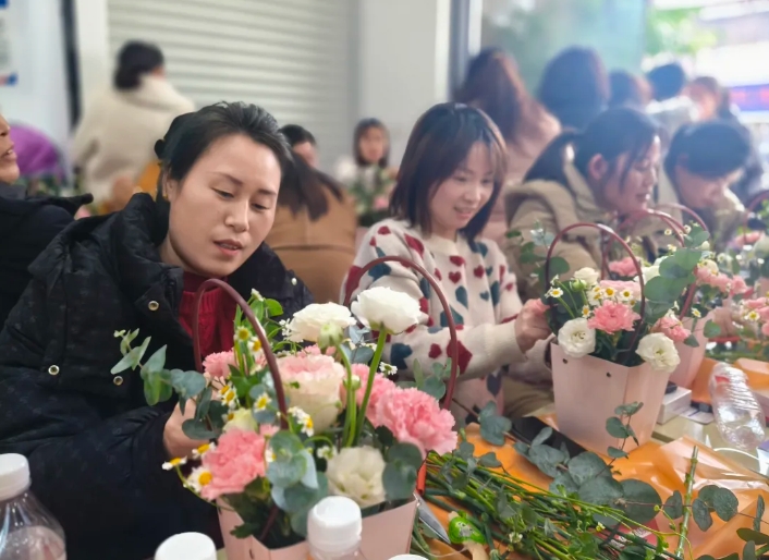 撫州長運:金溪分公司聯合縣農商銀行開展三八婦女節(jié)活動