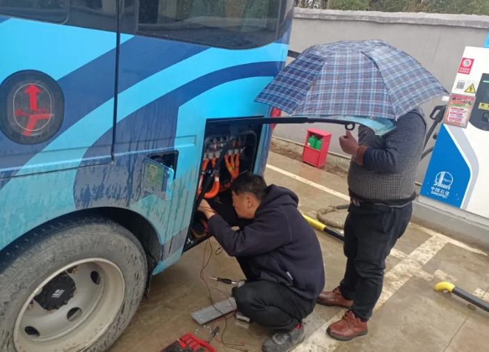九江長運(yùn)緊急馳援 三小時修復(fù)故障電車
