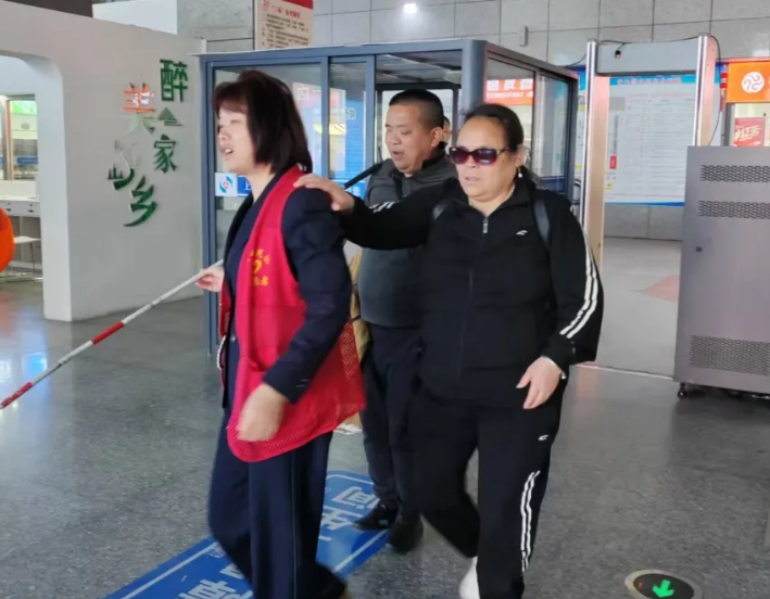 暖新聞 || 上饒汽運:一句“跟我走”溫暖了盲人夫婦