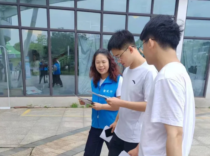 長(zhǎng)運(yùn)科技 智運(yùn)九州與共青公司開展校園直通車地推