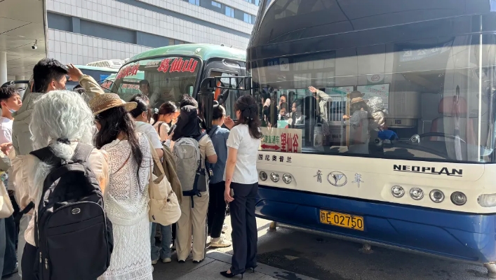 站點(diǎn)巴士 || 上饒汽運(yùn)：“五一”暢行 開(kāi)啟便捷旅游新時(shí)代